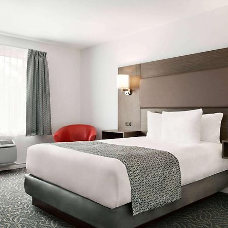 Travelodge By Wyndham Rigaud Экстерьер фото