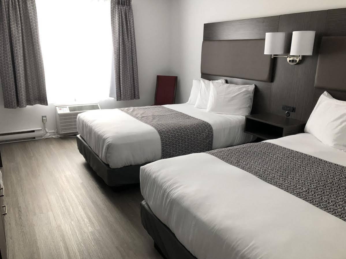 Travelodge By Wyndham Rigaud Экстерьер фото