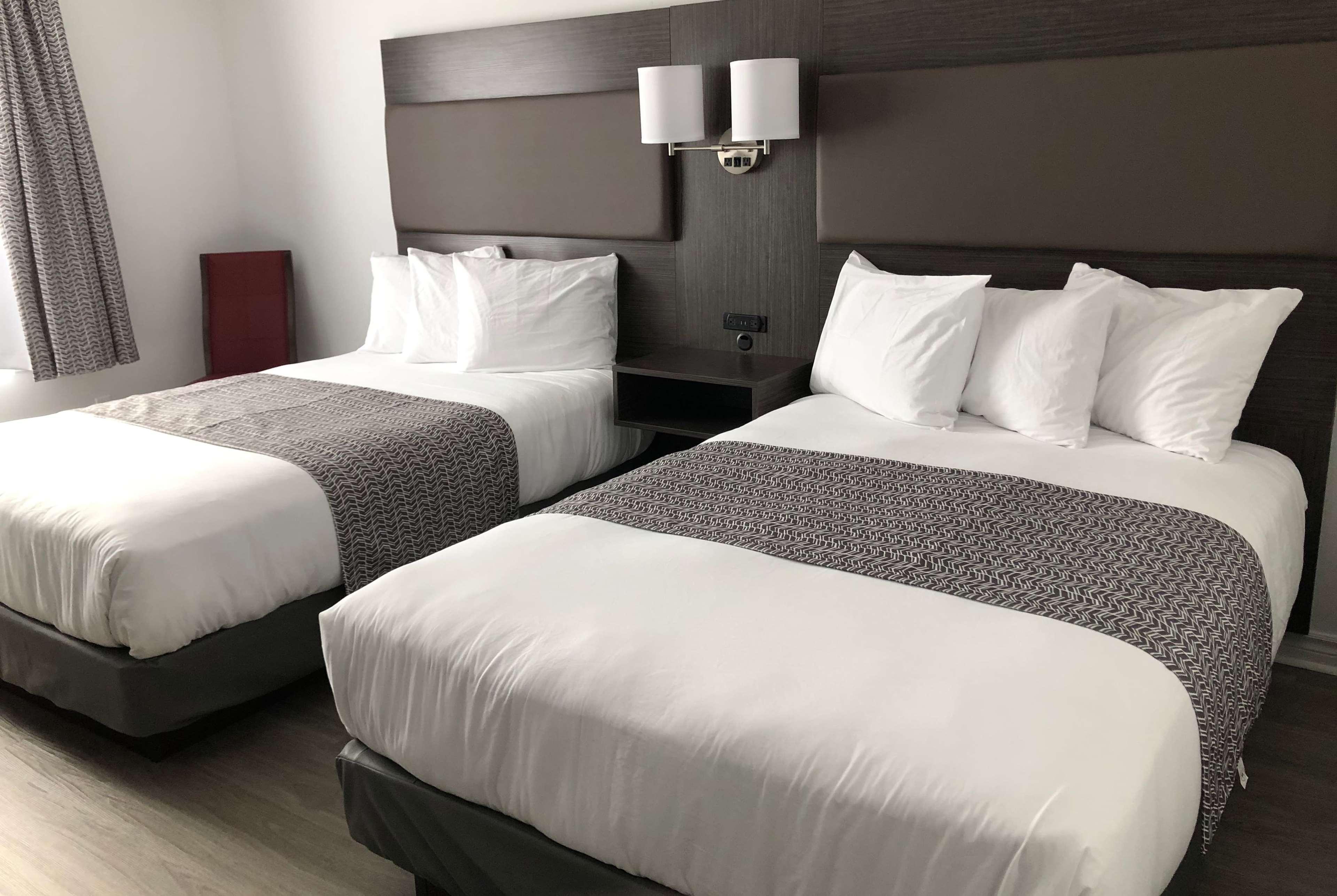 Travelodge By Wyndham Rigaud Экстерьер фото