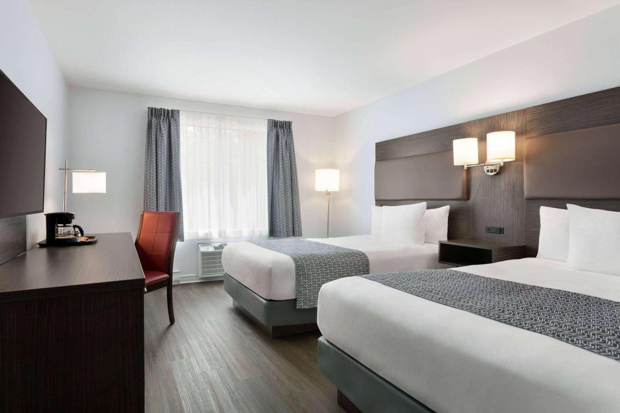 Travelodge By Wyndham Rigaud Экстерьер фото